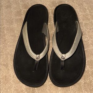 OluKai flip flop sandals silver leather EUC 40 sz 10